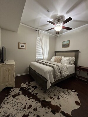 2 bedrooms, iron/ironing board, free WiFi, bed sheets - Walk to Campus, Cotton District, and Downtown!!!  (Starkville)