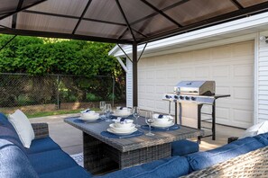 Outdoor dining - Romeo’s Roscoe Retreat- Close to Lambeau and Titletown District! (Green Bay)