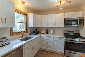 Fridge, microwave, oven, stovetop - Romeo’s Roscoe Retreat- Close to Lambeau and Titletown District! (Green Bay)