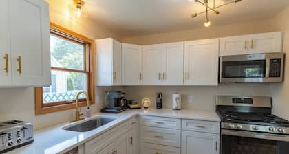 Romeo’s Roscoe Retreat- Close to Lambeau and Titletown District!