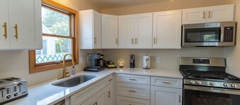 Romeo’s Roscoe Retreat- Close to Lambeau and Titletown District!