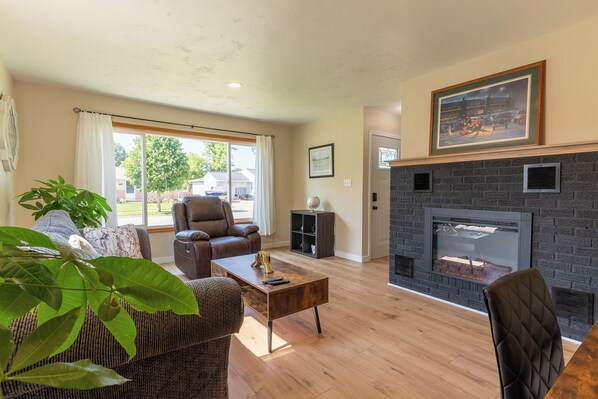 Smart TV, fireplace, foosball, books - Romeo’s Roscoe Retreat- Close to Lambeau and Titletown District! (Green Bay)