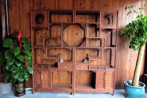 Pared de madera con elaborados grabados y repisas.