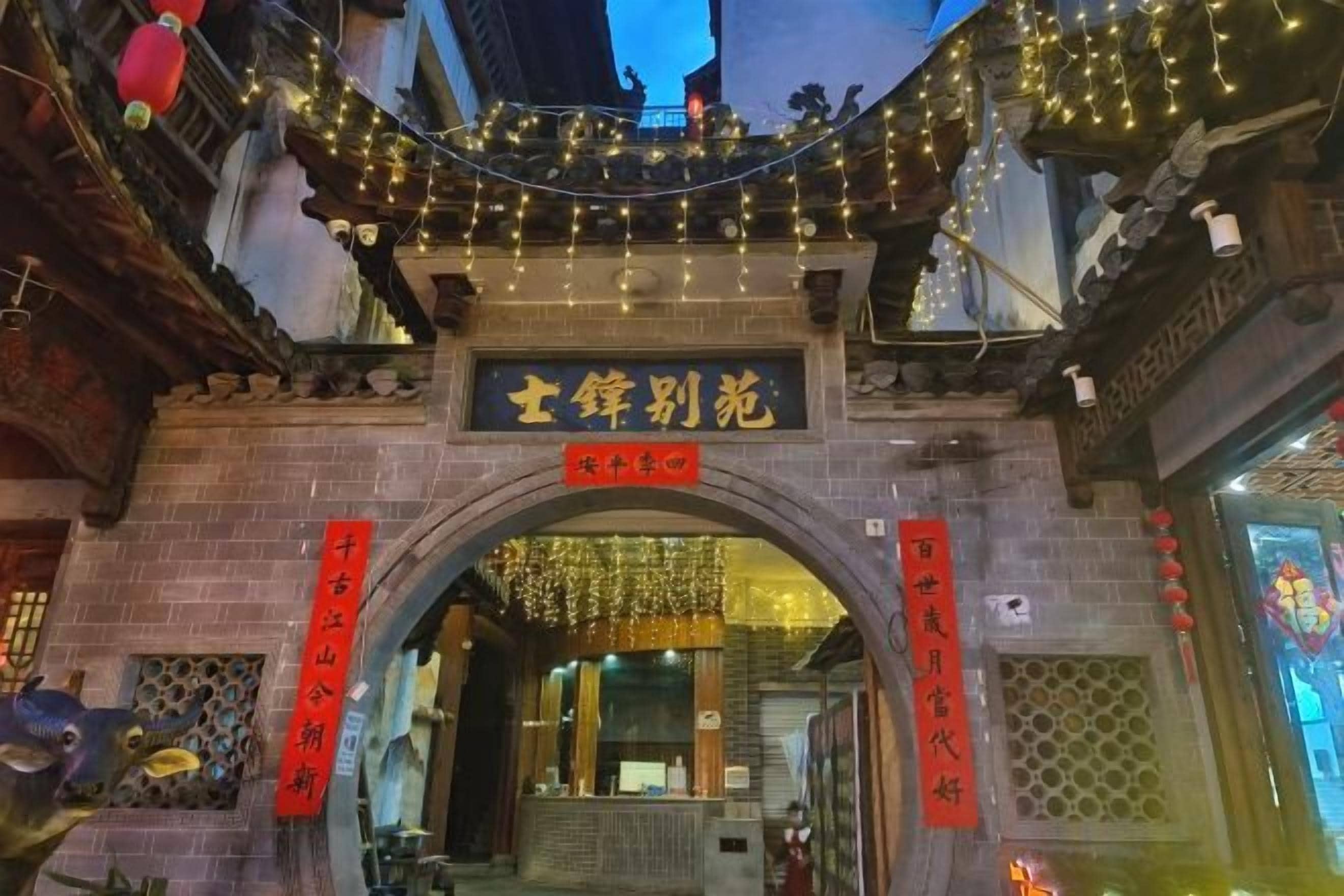 Une entrée agrémentée d’une enseigne, de jeux de lumière décoratifs et d’éléments traditionnels de la culture chinoise.