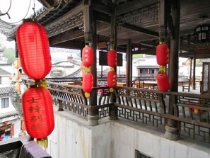 A traditional building with a balcony and red lanterns. - Shifengbieyuan Inn (Wuyuan)