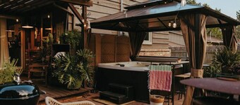 Mid-Century Ranch: Hot Tub & Vintage Camper