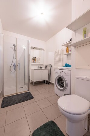 Haartrockner, Handtücher, Seife, Toilettenpapier