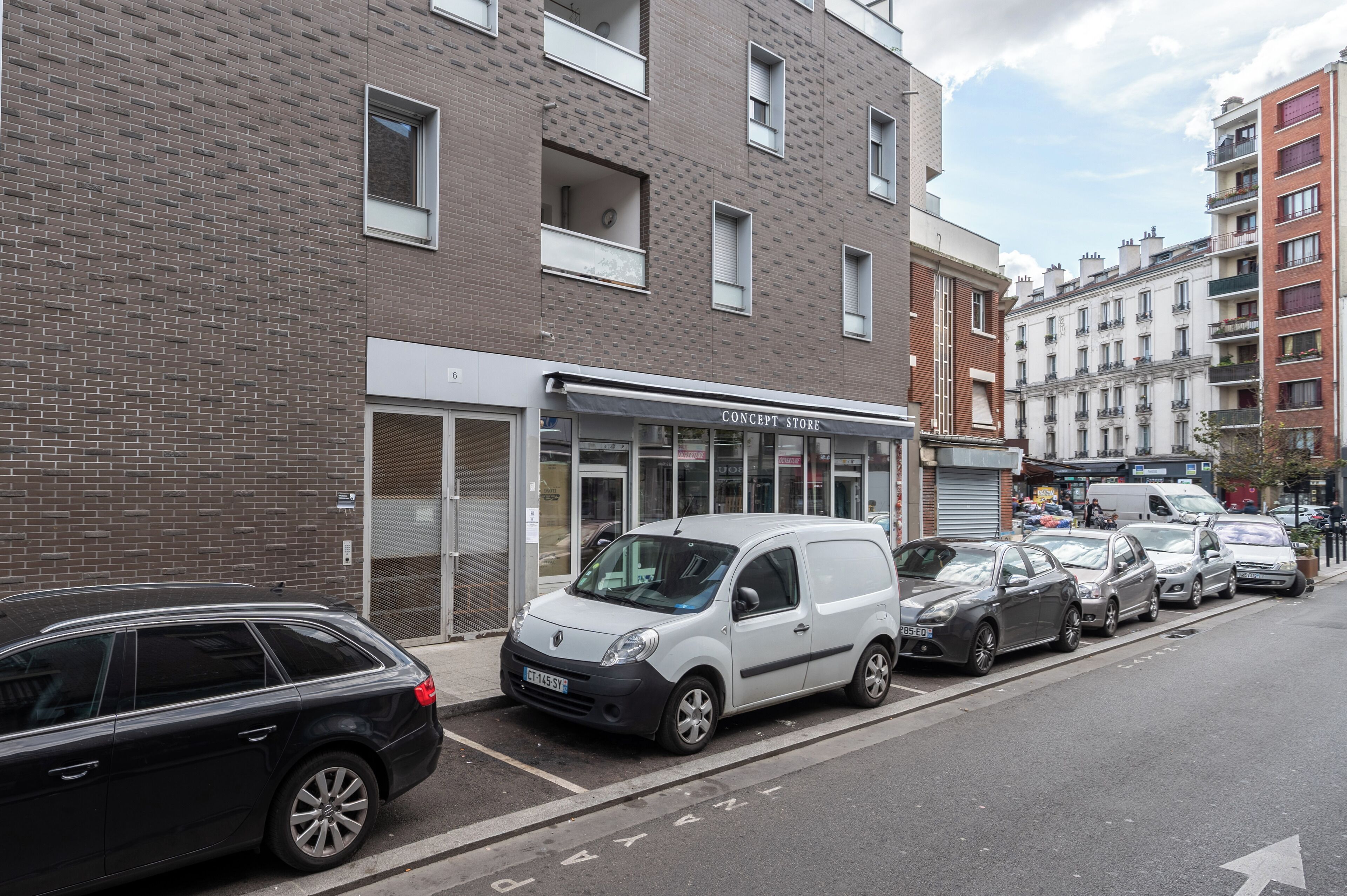 Une vue de rue montrant un bâtiment en briques abritant un « concept store ».