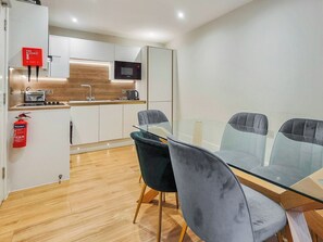 Dining - 3 bedroom accommodation in Aberystwyth (Aberystwyth)