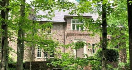 Castle with 5 bedrooms and WiFi, fitness room in fabulous Indianapolis