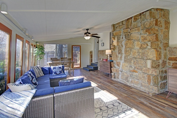 TV connectée, cheminée, baby-foot, table de tennis de table