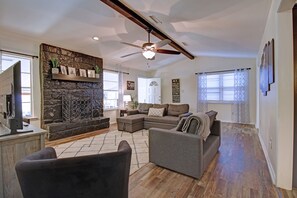 Smart TV, fireplace, foosball, table tennis - The Space Place: Cosmic-Themed Family Getaway Near Hotspots in Tulsa, Oklahoma! (Broken Arrow)