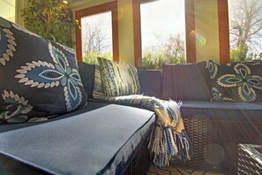 Interior - The Space Place: Cosmic-Themed Family Getaway Near Hotspots in Tulsa, Oklahoma! (Broken Arrow)