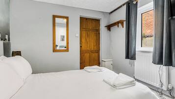 5 bedrooms, free WiFi, bed sheets