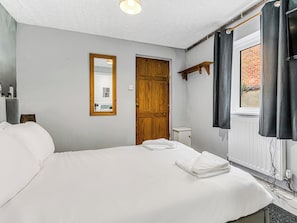 5 bedrooms, free WiFi, bed sheets