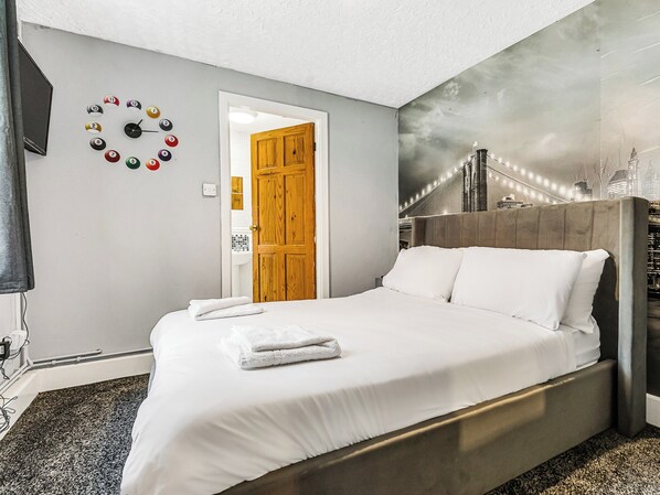 5 bedrooms, free WiFi, bed sheets