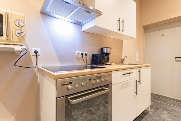 冷蔵庫、電子レンジ、オーブン、コンロ