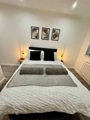 1 slaapkamer, een strijkplank/strijkijzer, wifi, beddengoed