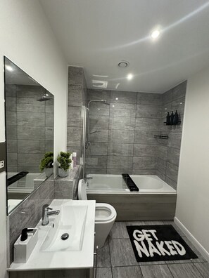 Een douche, een haardroger, handdoeken, zeep