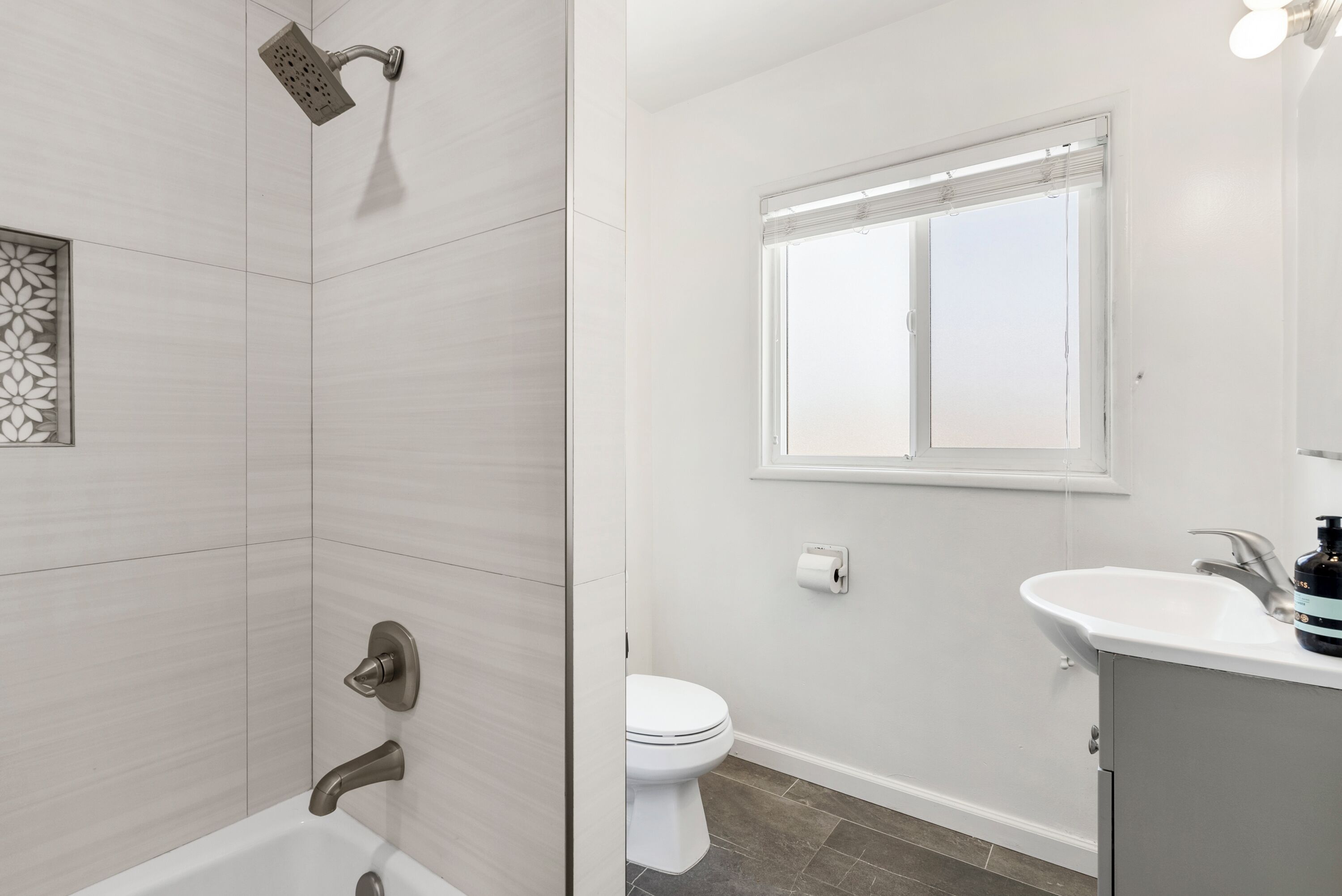 Ein modernes Badezimmer mit Dusche, Toilette und Waschbecken.