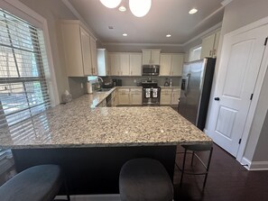 Mikrobølgeovn, ovn, kokeplater og oppvaskmaskin