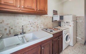 Fridge, oven, stovetop - 4 bedroom nice home in Agde (Agde)