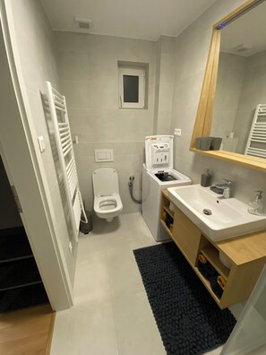 Hårføner, håndklær, såpe og toalettpapir