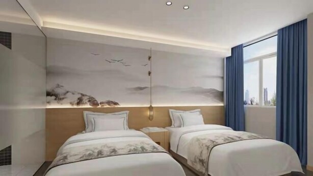 Een moderne hotelkamer met twee bedden, uitzicht op de stad en een decoratief muurschildering.