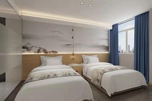 Une chambre d’hôtel moderne avec deux lits, une vue sur la ville et une fresque murale décorative.