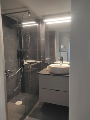 Ducha, secador de pelo, toallas y jabón