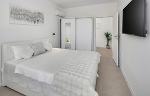 3 bedrooms, travel cot, free WiFi, bed sheets - Luxurious home in Vrvari with swimming pool (Vrvari)