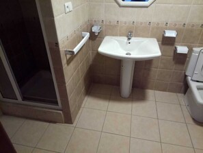 Ducha, bidet, toallas