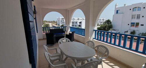 Family spacious apartment with sea view, AC, WiFi, 7 mins walking to the beach