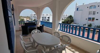 Family spacious apartment with sea view, AC, WiFi, 7 mins walking to the beach