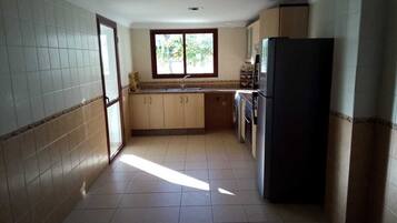 Frigorífico, horno, placa de cocina y cafetera o tetera