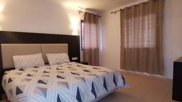 3 habitaciones, escritorio, tabla de planchar con plancha y wifi gratis