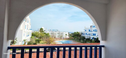 Family spacious apartment with sea view, AC, WiFi, 7 mins walking to the beach