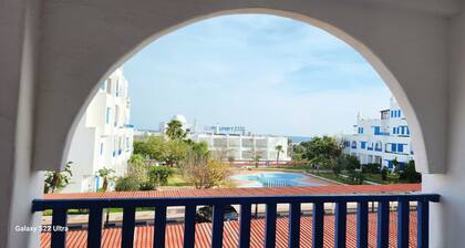 Family spacious apartment with sea view, AC, WiFi, 7 mins walking to the beach
