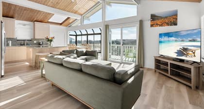 Gorgeous hillside home with ocean views!