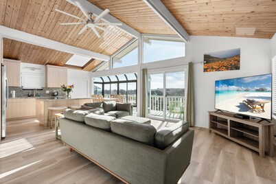 Gorgeous hillside home with ocean views!