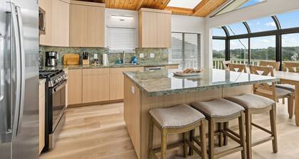 Gorgeous hillside home with ocean views!