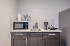 Kjøleskap, mikrobølgeovn, kokeplater og kaffetrakter/tekoker