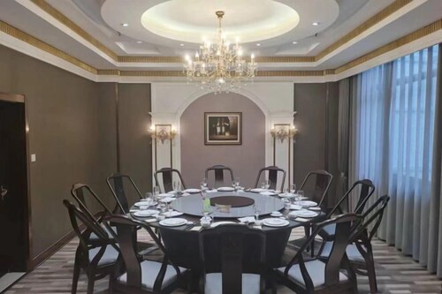 Shangri-La Business Hotel