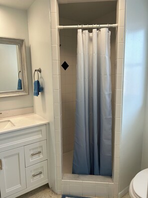 シャワー、ヘアドライヤー、タオル、石鹸