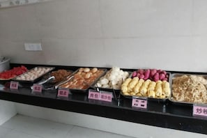 A buffet counter with various food items. - Fuhua Hotel (Dongxing Port) (Dongxing)