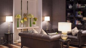 A modern living room with a leather sofa, two lamps, a bookshelf, and a decorative wall panel. - The Mulian Hotel (Hangzhou Future Science Town Alibaba Xixi Campus) (Hangzhou)