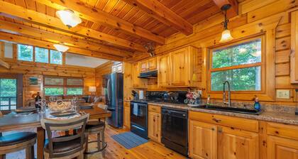 Charming Mtn Cabin, Hot Tub+Fire Pit, Grill, 5 Min to Town, WiFi, Pet friendly!