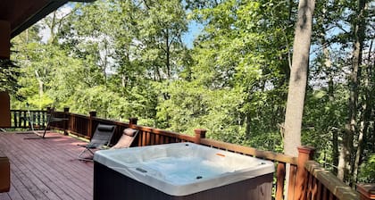 Charming Mtn Cabin, Hot Tub+Fire Pit, Grill, 5 Min to Town, WiFi, Pet friendly!