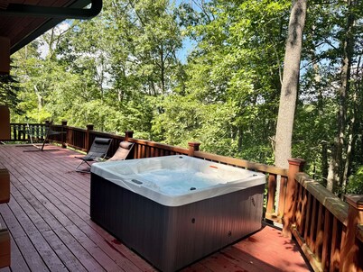 Charming Mtn Cabin, Hot Tub+Fire Pit, Grill, 5 Min to Town, WiFi, Pet friendly!