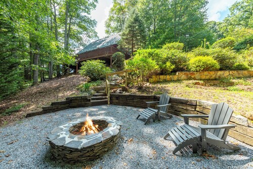 Charming Mtn Cabin, Hot Tub+Fire Pit, Grill, 5 Min to Town, WiFi, Pet friendly!